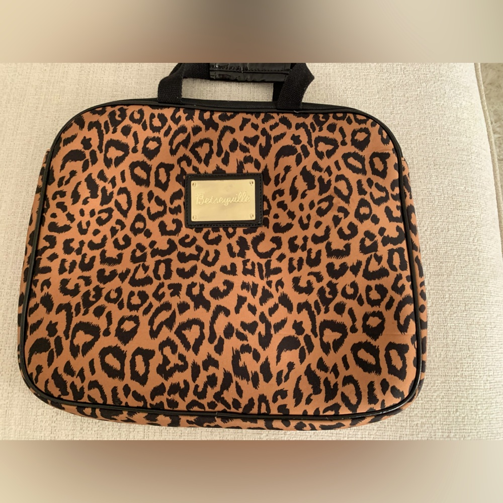 Betseyville computer carrying case